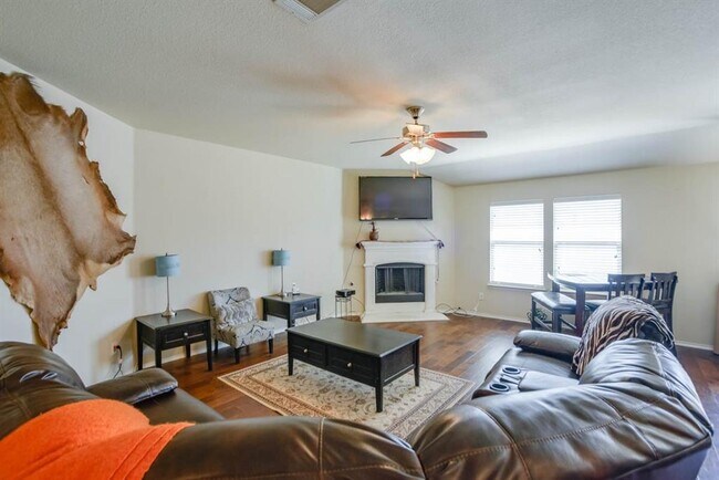 Foto del edificio - 1014 Lake Grove Dr