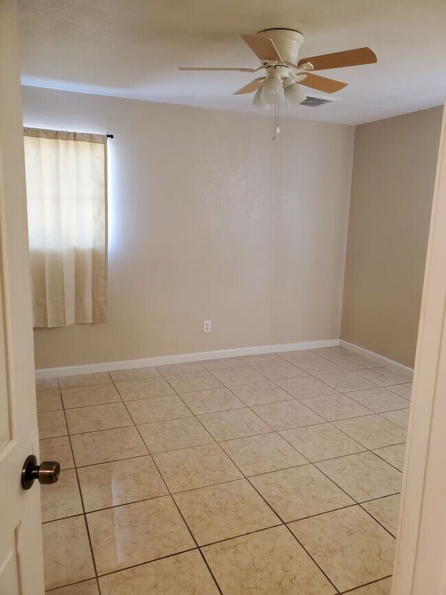 Building Photo - Super cute remodel 4 bedrooms 2 bath with ...
