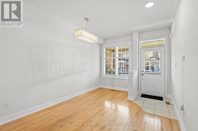 Building Photo - 1516 Haws Crescent