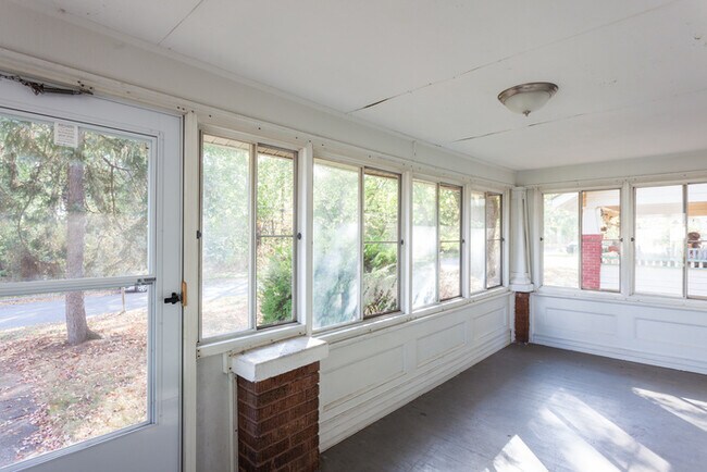 Building Photo - North Hill! Clean, Sunny and Bright Renova...