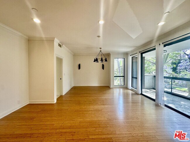 Foto del edificio - 324 N Palm Dr