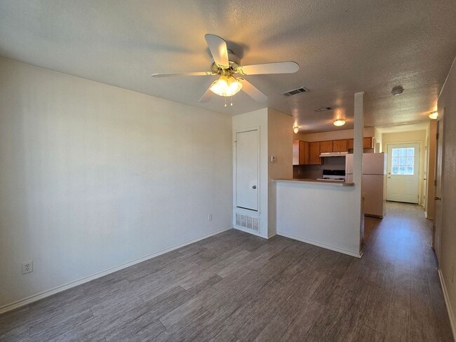 Foto del edificio - AVAILABLE NOW!