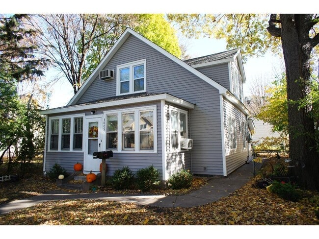 Building Photo - 3005 Tyler St NE
