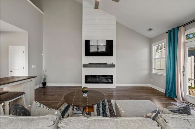 Living Room & Fireplace - 612 Ravensridge Ln
