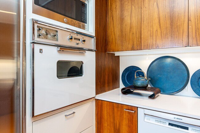 Foto del edificio - Meticulously maintained 1br + office apart...