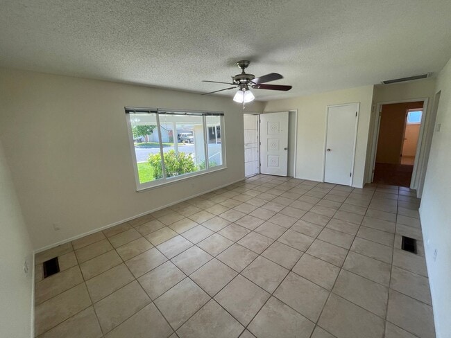 Building Photo - Single story conveniently located near freeway and shopping!