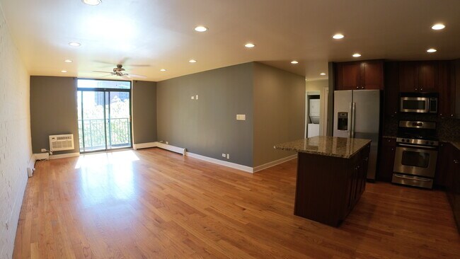 Building Photo - 3900 N Pine Grove Ave