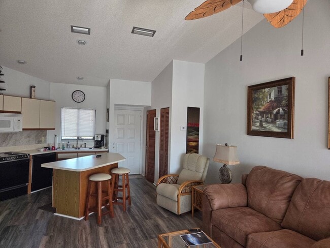 Building Photo - 4915 Casablanca Cir