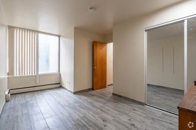 2 habitaciones, 1 baño - 850 pies cuadrados - Balcón - Dormitorio 2 - 832 Packard St
