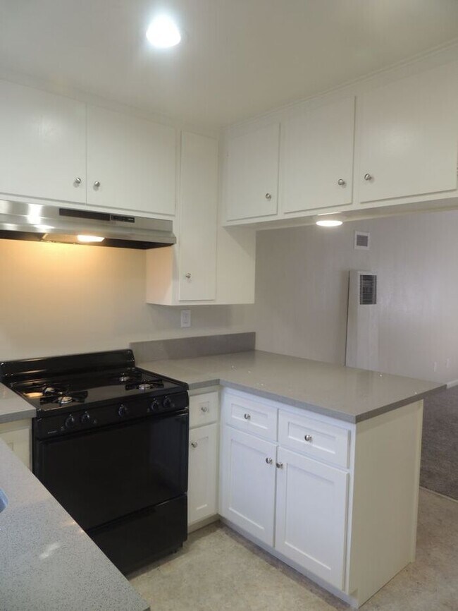 Foto del edificio - Renovated Townhouse in Paramount w/ Parkin...