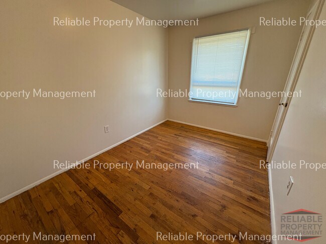 Building Photo - 1051 Russett St