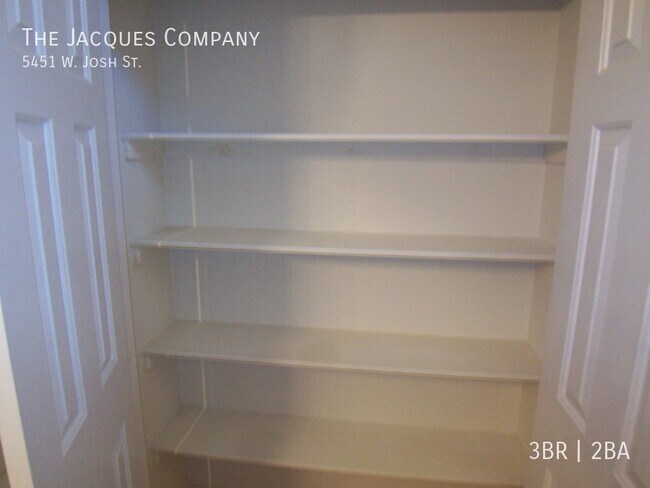 Foto del edificio - Very Nice 3 Bedroom 2 Bath with Large Room...