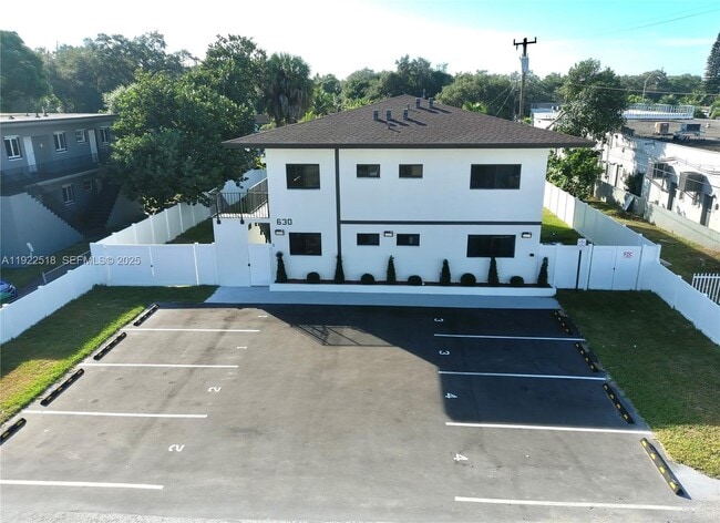 Foto del edificio - 630 NE 166th St