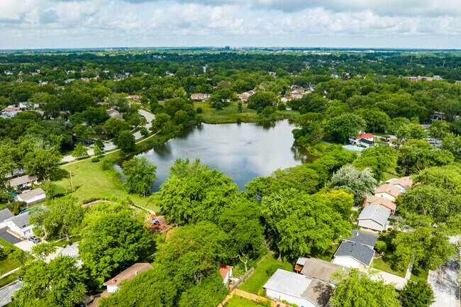 End your day in the scenic, nature-bound Highlands-Schaumburg neighborhood.