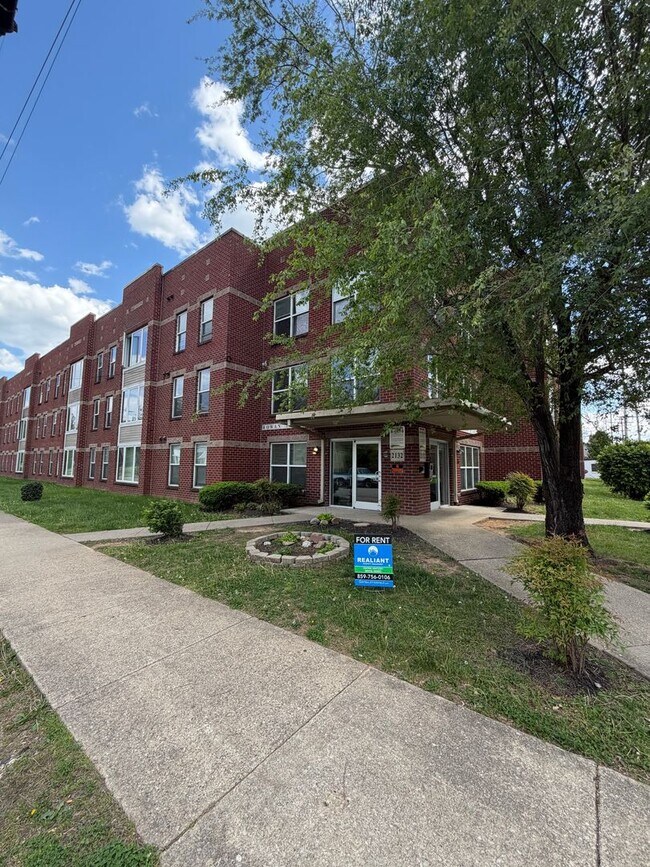 Building Photo - 2132 Rowan St