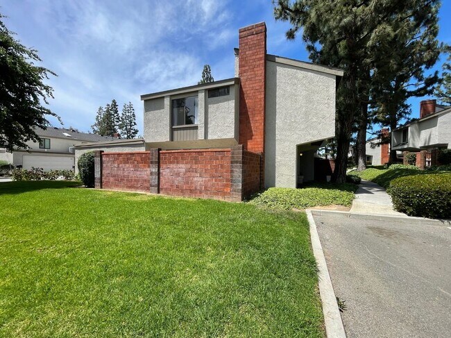 Foto del edificio - 1629 Sherwood Village Cir
