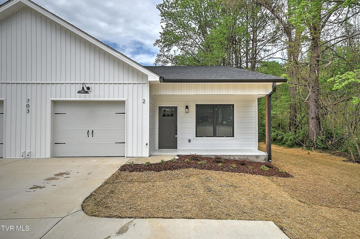 Foto principal - 703 Swadley Rd