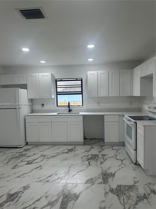 Foto del edificio - 6560 SW 49th St