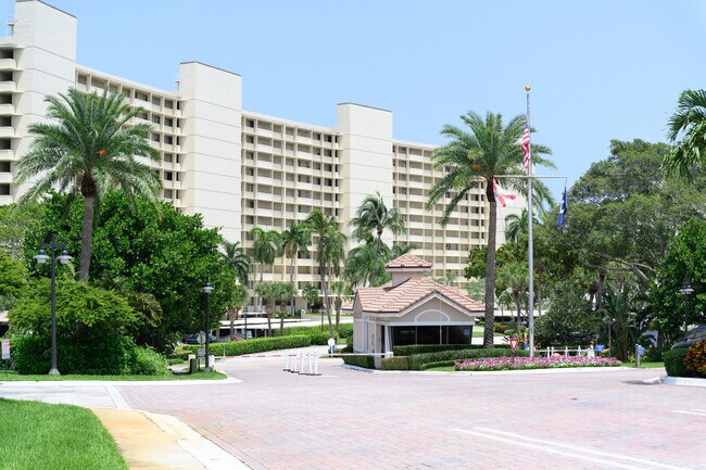 Foto del edificio - 132 Lakeshore Dr