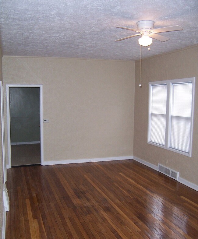 Foto del edificio - 3418 Jackson.  3 bedroom, 1 bath.  Does not qualify for government assistance.