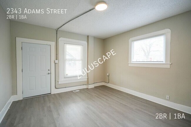 Foto del edificio - 2343 E Adams St