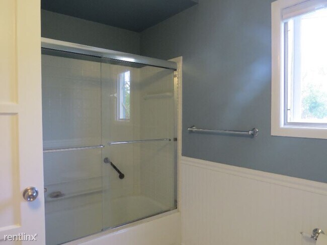 Building Photo - 2 br, 1 bath House - 1028 6th Ave E