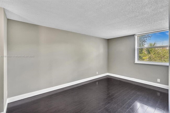 Foto del edificio - 2701 Riverside Dr