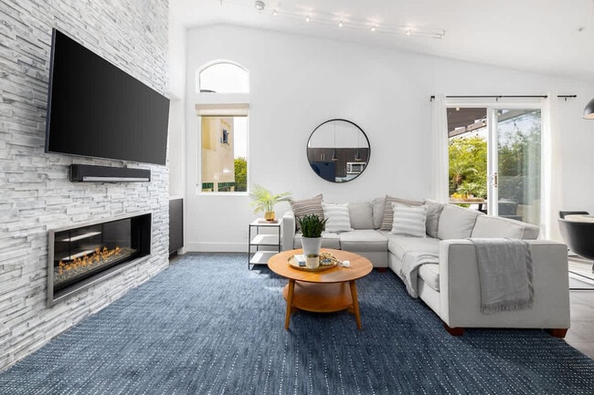 Building Photo - 818 Sunset Dr