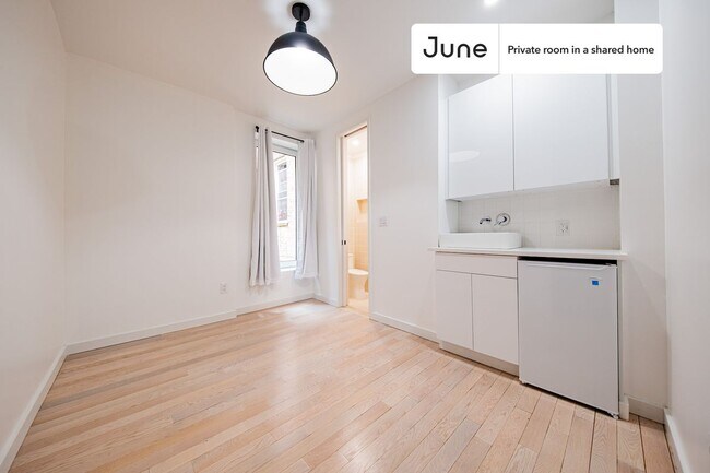 Building Photo - Room in Shared 4 bed/4 bath home