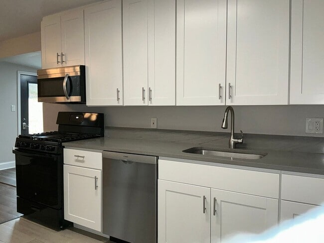 Foto del edificio - Fully updated 4BR 3BA single family rambler in Twinbrook Forest