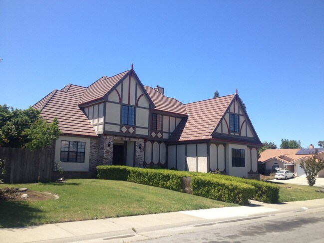 Building Photo - 740 Collier Dr