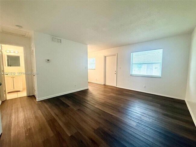 Foto del edificio - 220 NE 41st St