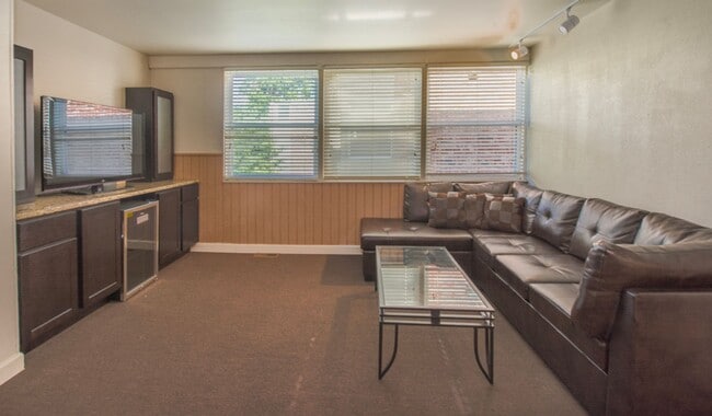 Interior Photo - 512 E Stoughton St