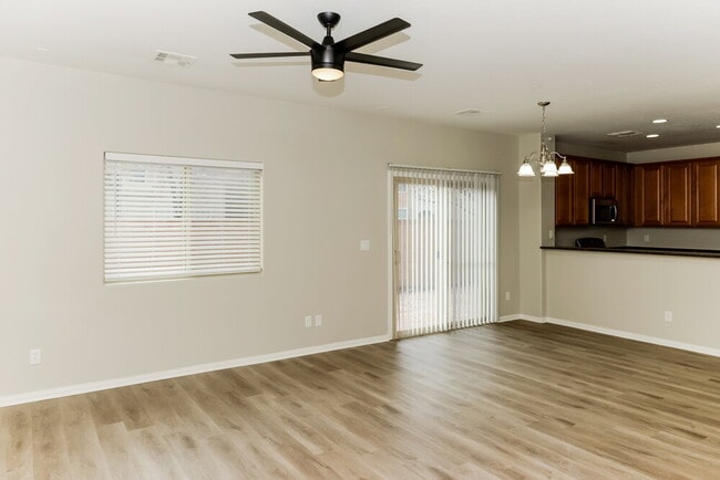 Foto del edificio - 9025 Refined Ct