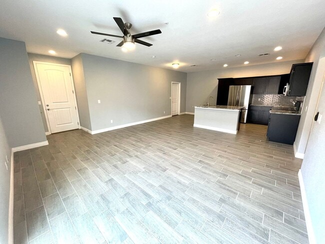 Foto del edificio - Beautiful 3 Bedroom Townhome Near Kingman Hospital!