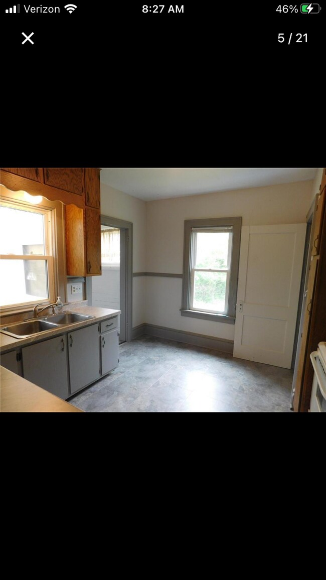 Building Photo - 1315 9th St E