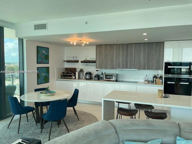 Foto del edificio - 730 N Ocean Blvd