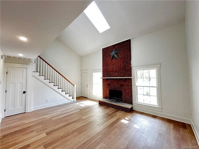 Building Photo - 169 Village Green Ct