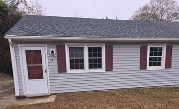 Building Photo - 2009 Day St