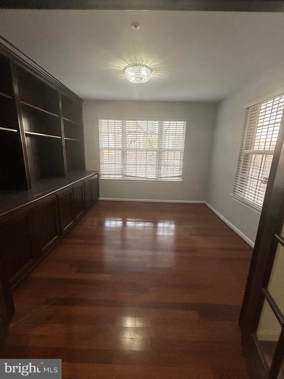 Foto del edificio - 9811 Lake Point Ct