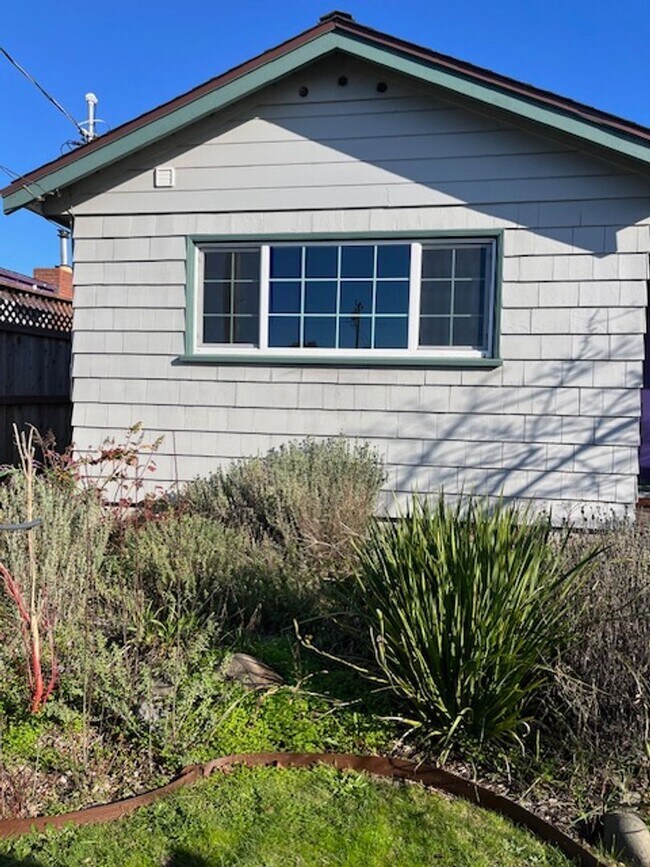 Foto del edificio - 2 Bedroom/ 1 Bath House in Eureka, Single car Garage with Washer & Dryer included!!