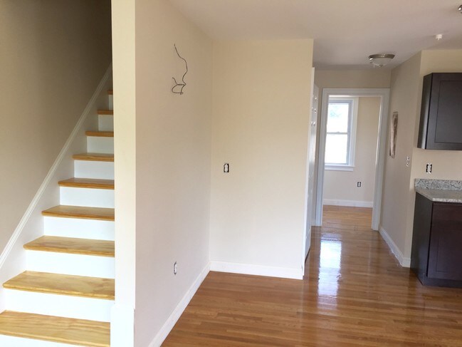Building Photo - 169 Thorndike St