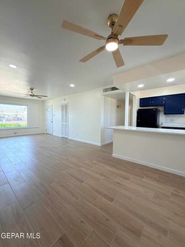Foto del edificio - 7605 Parkland Dr
