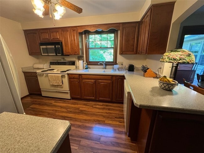 Foto del edificio - 56 Tree Brook Dr
