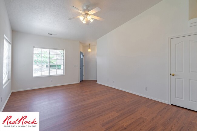 Foto del edificio - Remodeled 3 Bedroom Townhome with Great Vi...