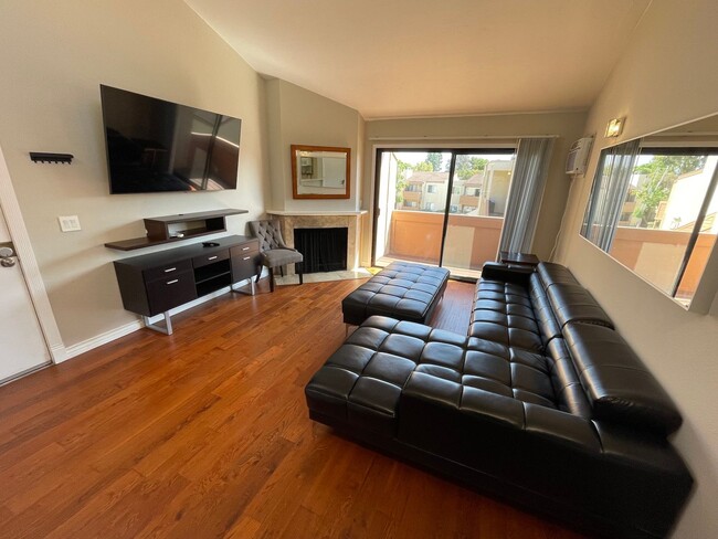 Foto del edificio - Beautifully Remodeled Upstairs Condo in Bo...