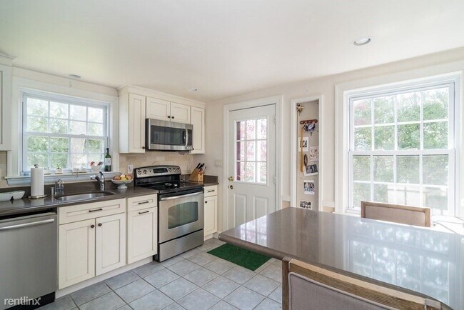 Building Photo - 3 br, 2 bath House - 62F Fisher St