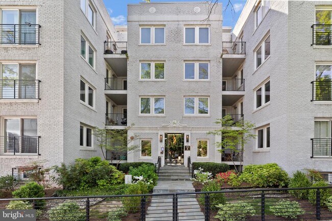 Foto del edificio - 329 Rhode Island Ave NE