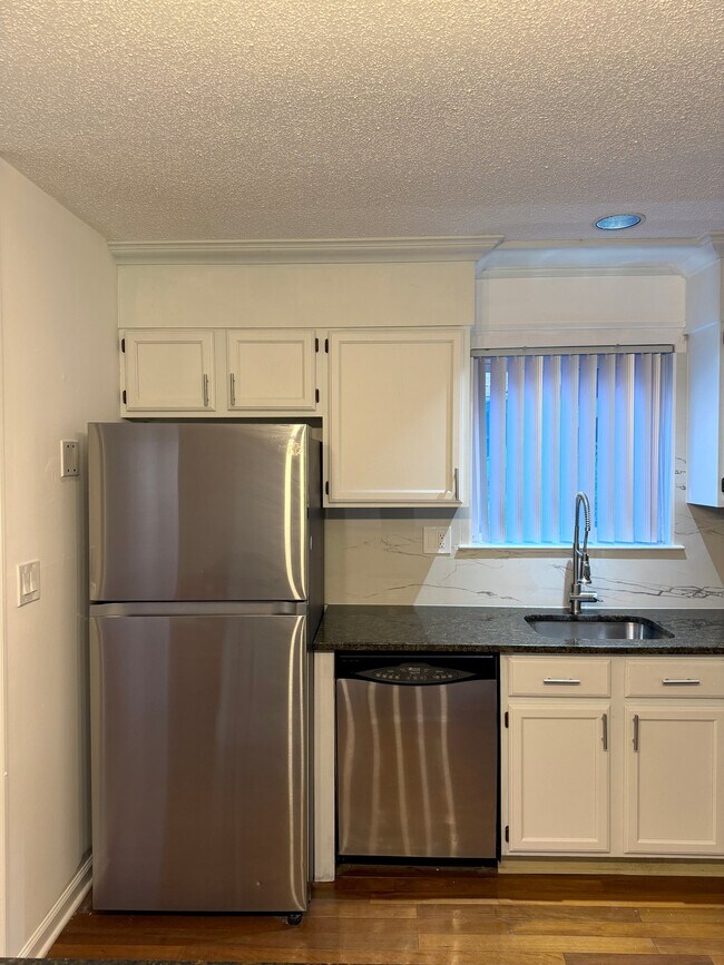Foto del edificio - 703 Meadow Woods Ln