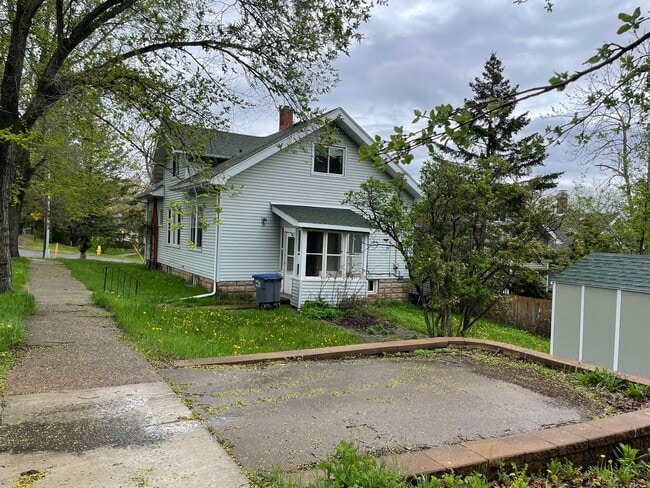Building Photo - Lovely 4 Bedroom Home